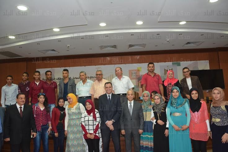 نائب الوزير مع الطلاب  نائب الوزير مع الطلاب