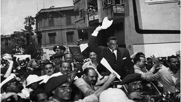الرئيس الراحل جمال عبد الناصر محمولا على الأعناق 