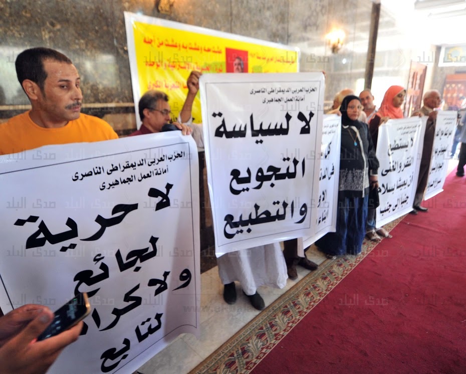 مواطنون يرددون هتافات لـ"عبد الناصر والسيسي" في احتفالات 23 مواطنون يرددون هتافات لـ"عبد الناصر والسيسي" في احتفالات 23