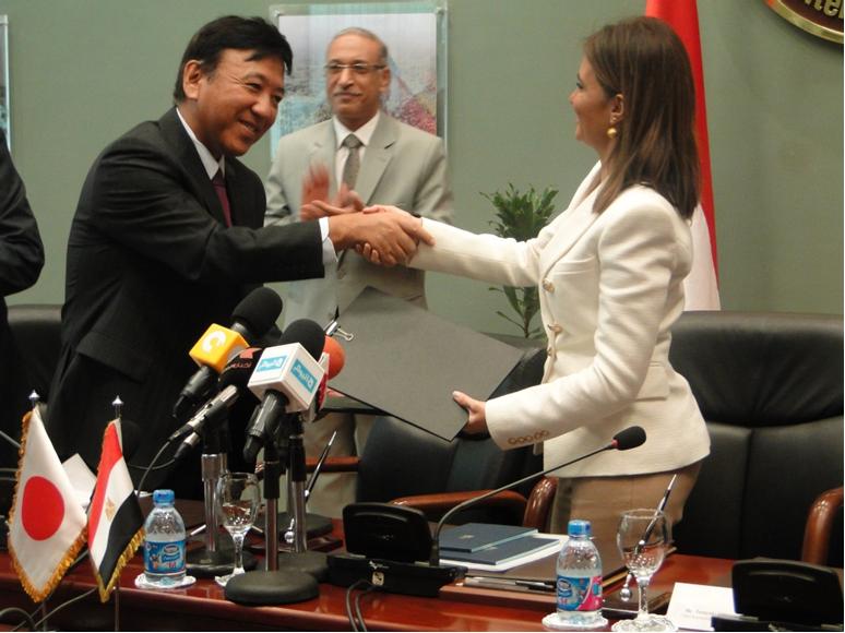 الوزيرة سحر نصر وسفير اليابان بالقاهرة 