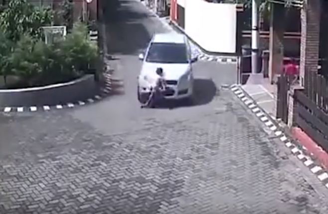 طفلة تنجو من الموت طفلة تنجو من الموت