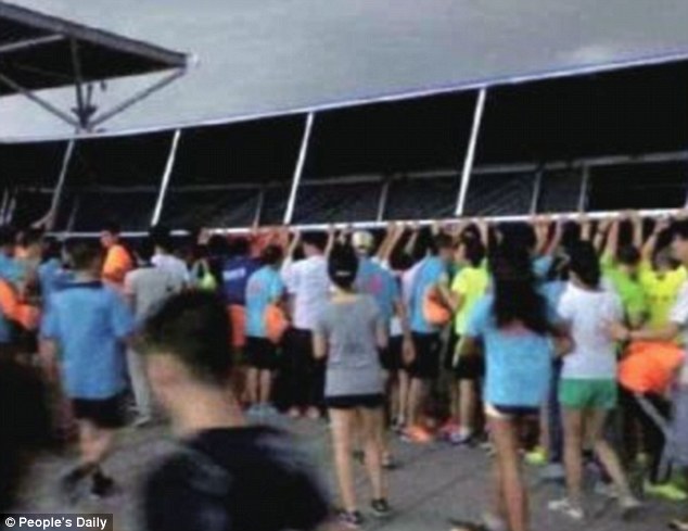 سقوط لوحة كبيرة