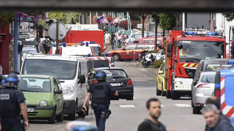 فرنسا تحتجز لاجئا سوريا مع توسيع نطاق التحقيق في هجوم 