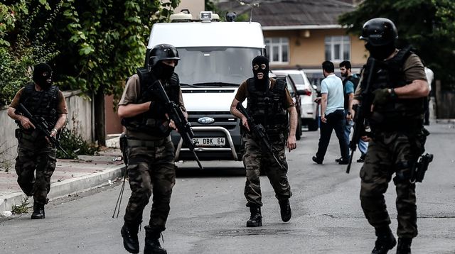 السلطات التركية توقف 3 من كبار رجال الأعمال