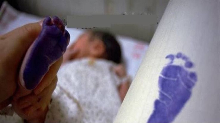 بصمة قدم الطفل حديث الولادة
