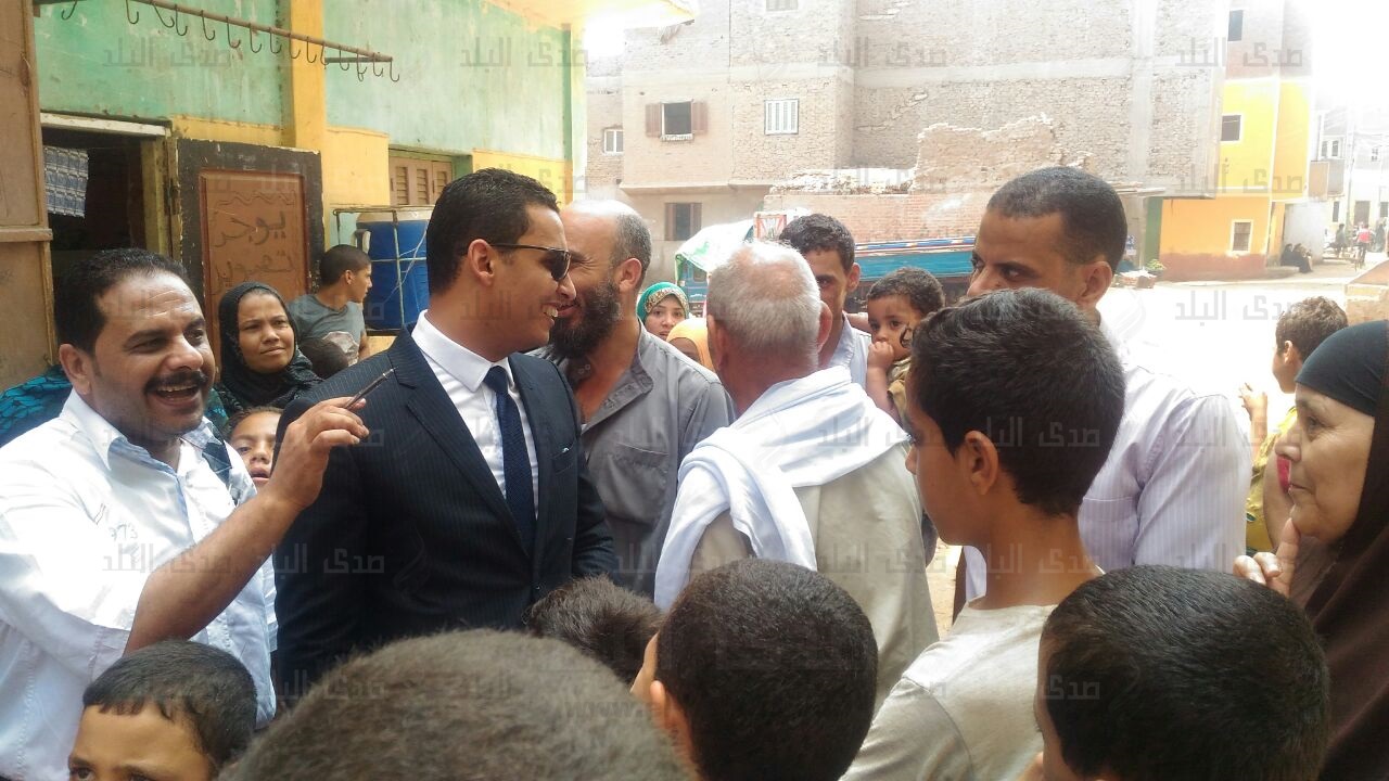ضابط الرقابة الإدارية وسط المواطنين يستمع لمشاكلهم