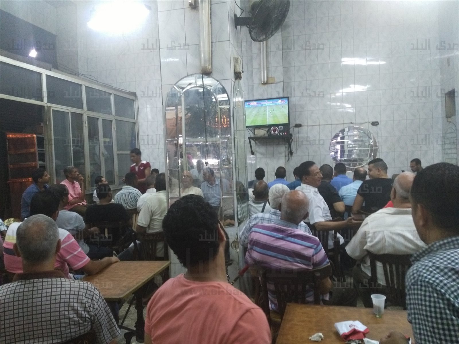 مباراة الأهلي وإنبي على المقاهي