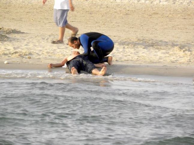 مصرع شخصان غرقا في مياه البحر