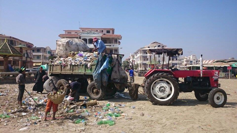 رفع 30 طن قمامة من شواطئ رأس البر