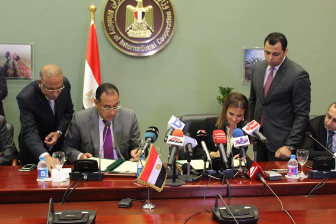 جانب من التوقيع