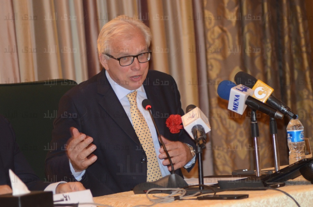 السيناتور لوتشو باراني، زعيم الأغلبية بالبرلمان الإيطالى