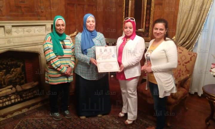 شهادة تقدير من الدفاع الجوي لمشرفة متاحف الاسكندرية