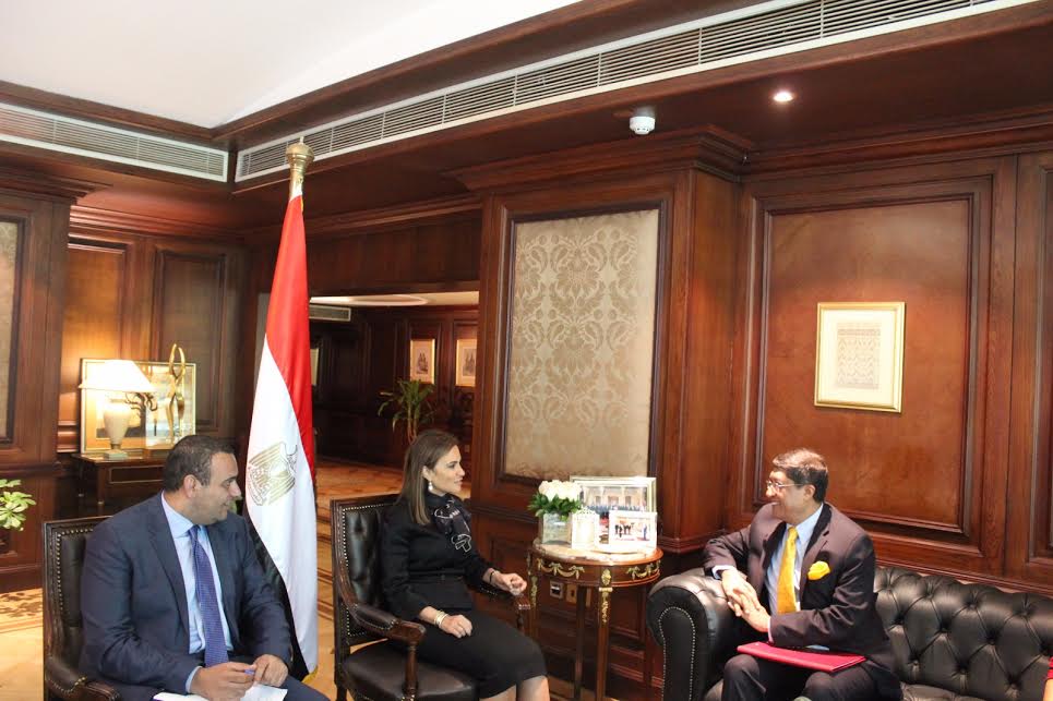 سحر نصر تستقبل السفير الهندى 