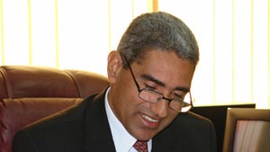 الدكتور عباس منصور رئيس جامعة جنوب الوادي