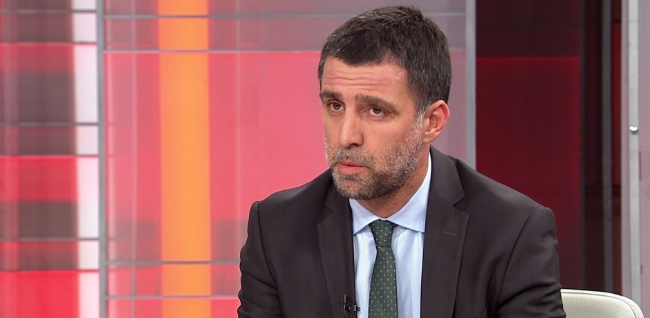  نجم كرة القدم التركي السابق هاكان شوكور 