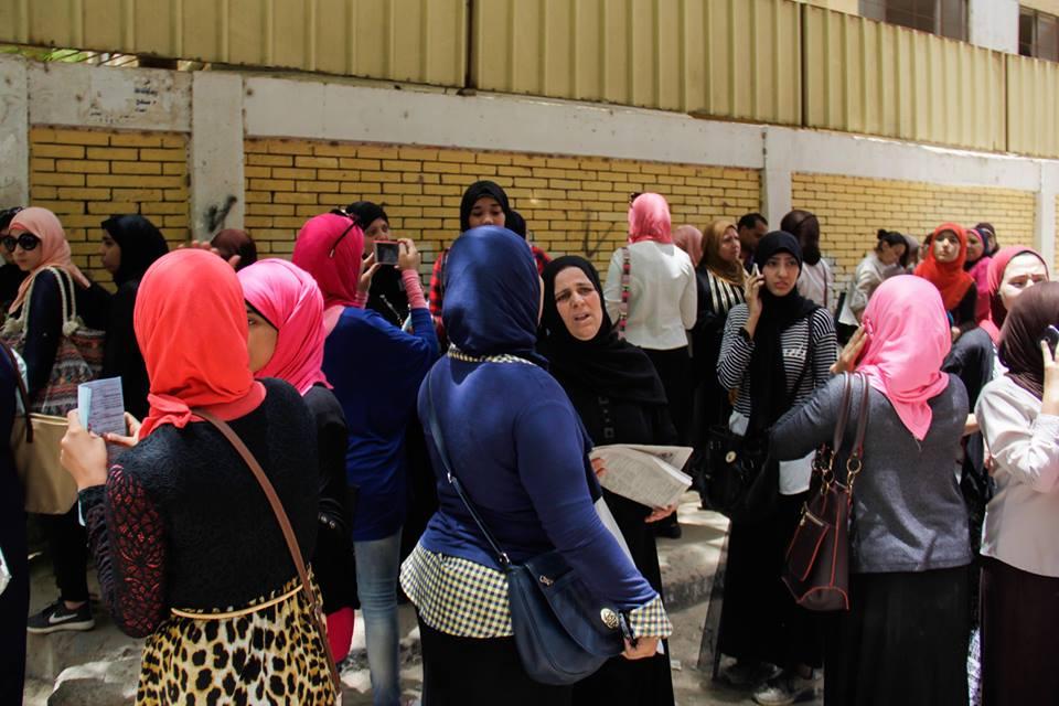 وقفة لأولياء أمور طلاب الاعدادية