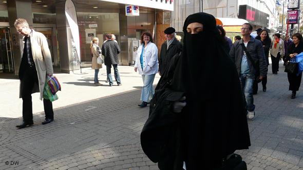 المحافظون بألمانيا يدعون لحظر ارتداء النقاب في بعض الأماكن المحافظون بألمانيا يدعون لحظر ارتداء النقاب في بعض الأماكن