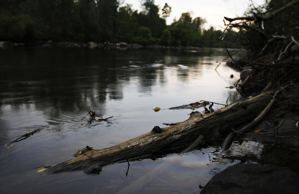 سقوط قطار لنقل البضائع فى نهر بجنوب تشيلى