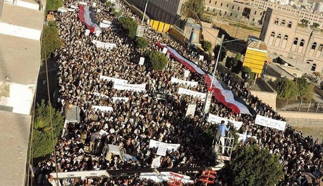 عشرات الآلاف من اليمنيين في مسيرة