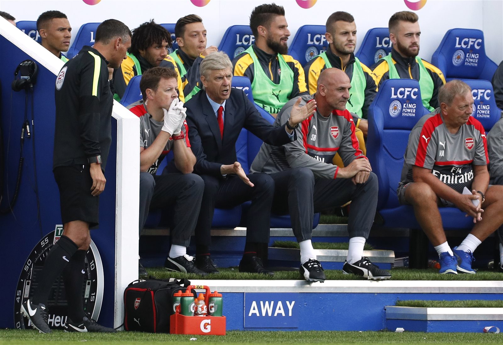 الننى على مقاعد البدلاء