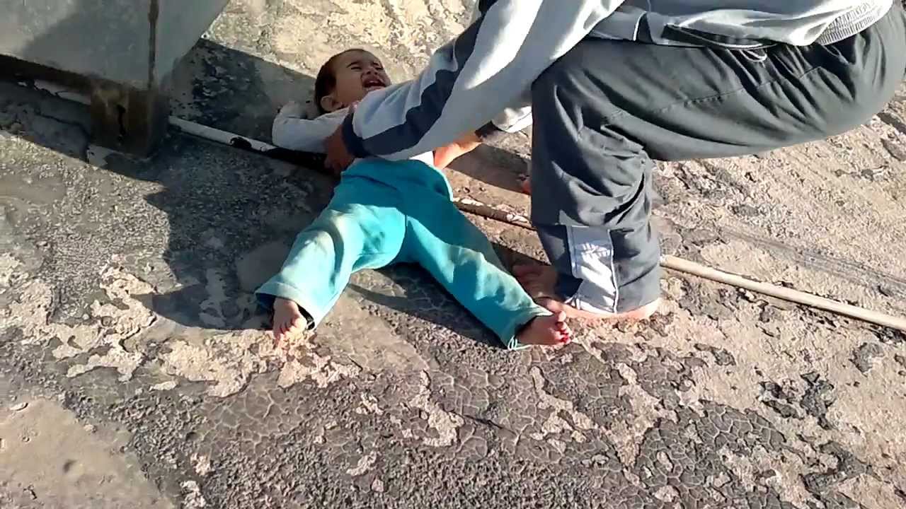 طفل يسقط من الطابق الثالث