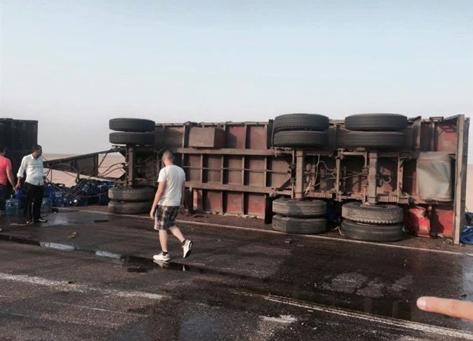 انقلاب سيارة نقل محملة بالفحم 