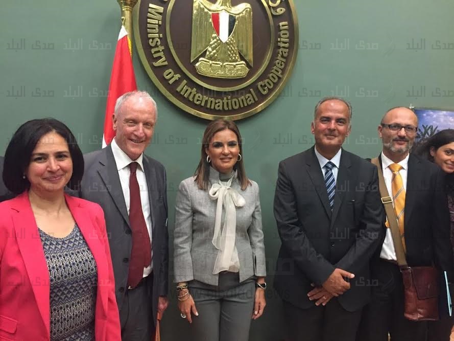 صورة جماعية بعد توقيع الاتفاقيتين صورة جماعية بعد توقيع الاتفاقيتين