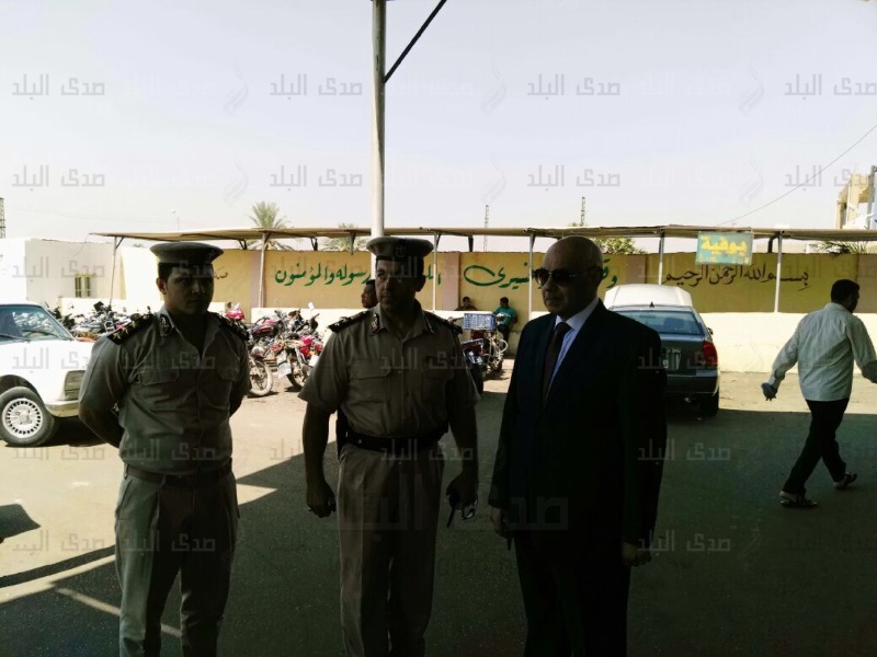 مدير أمن قنا يفاجئ إدارة المرور 