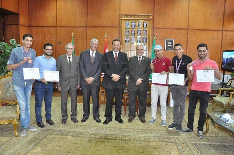 رئيس جامعة المنوفية يكرم فريق Egyrobot بعد فوزهم بمسابقة دول رئيس جامعة المنوفية يكرم فريق Egyrobot بعد فوزهم بمسابقة دول