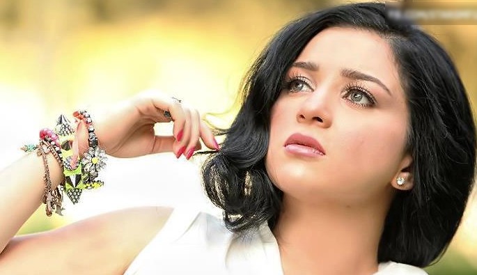 الفنانة مى عز الدين