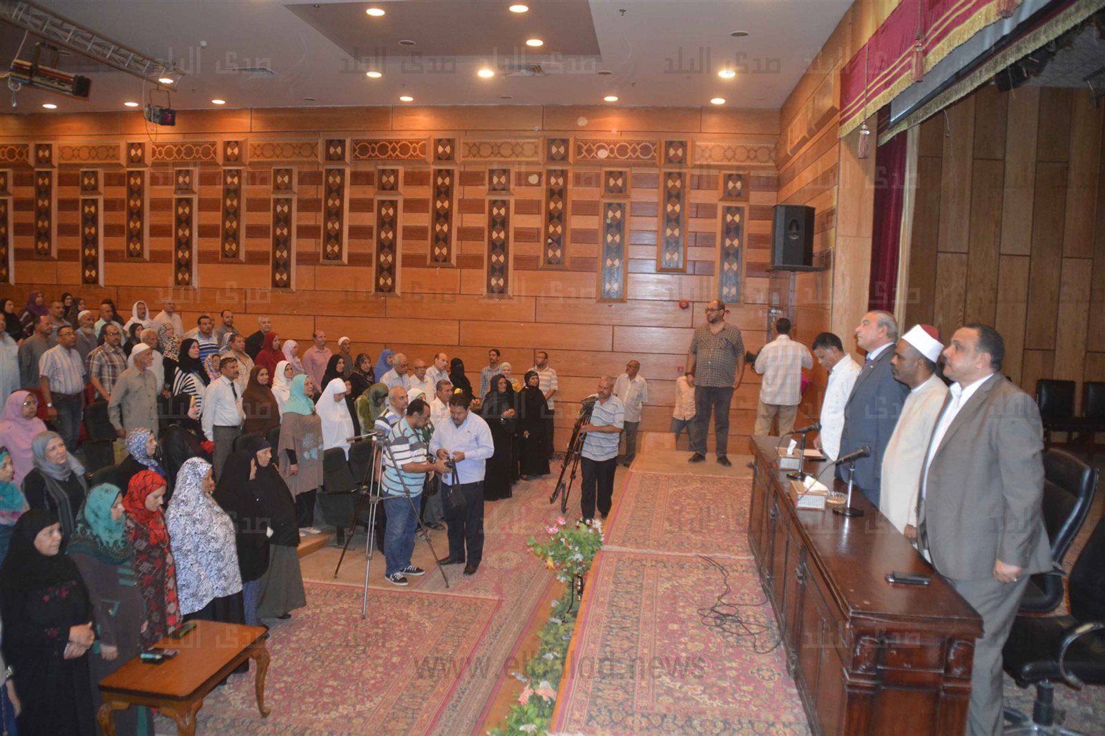 محافظ المنيا يودع حجاج الجمعيات الأهلية
