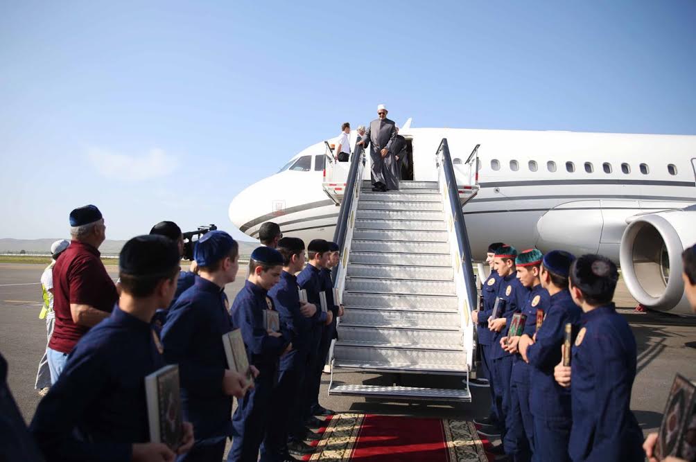 احتشاد الآلاف لاستقبال شيخ الأزهر