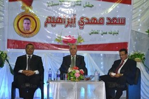 تكريم مدير ادارة الداخلة التعليمية لبلوغه سن المعاش تكريم مدير ادارة الداخلة التعليمية لبلوغه سن المعاش