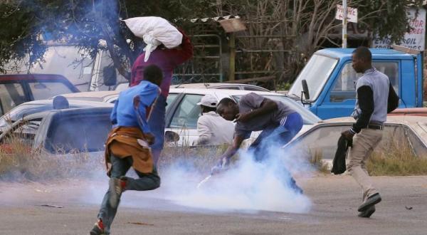 شرطة زيمبابوي تطلق الغاز المسيل للدموع