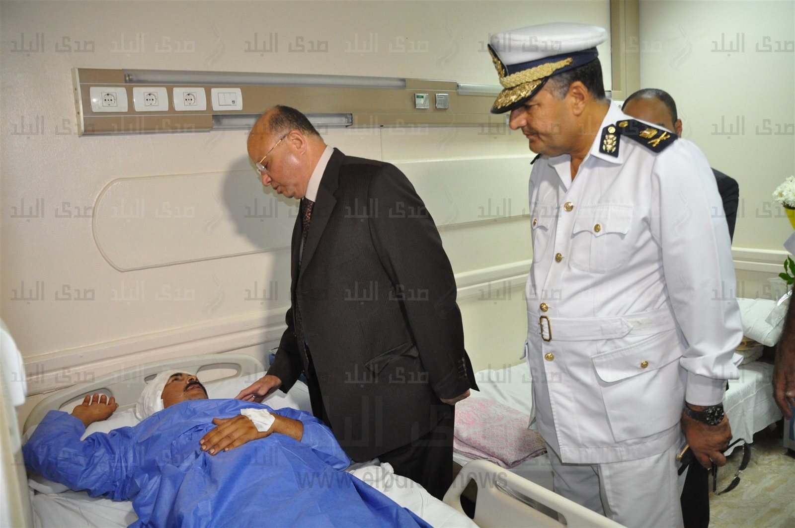 مدير الأمن يزور رقيب الشرطة المصاب في حادث كنيسة سانت فاتيما