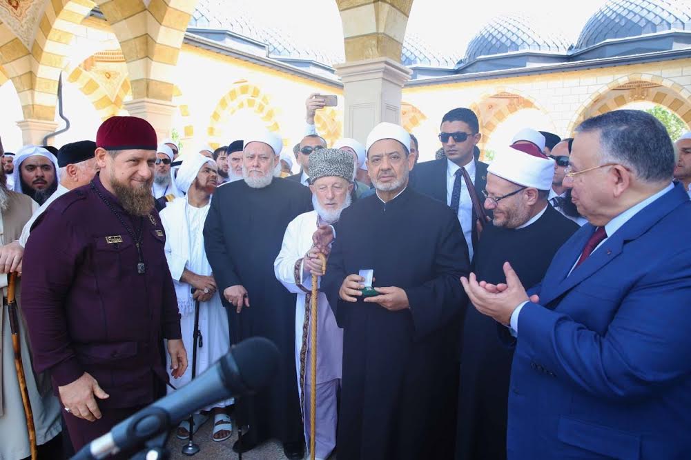 «قاديروف» يمنح الإمام الأكبر وسام المواطنة الفخرية