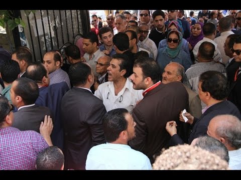 مشادات كلامية بين عدد من المحامين أثناء التحقيق مع "الزيات" مشادات كلامية بين عدد من المحامين أثناء التحقيق مع "الزيات"