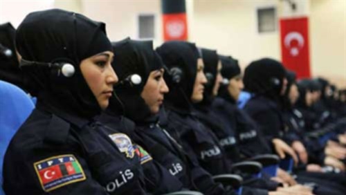 السلطات التركية تسمح للشرطيات بارتداء الحجاب
