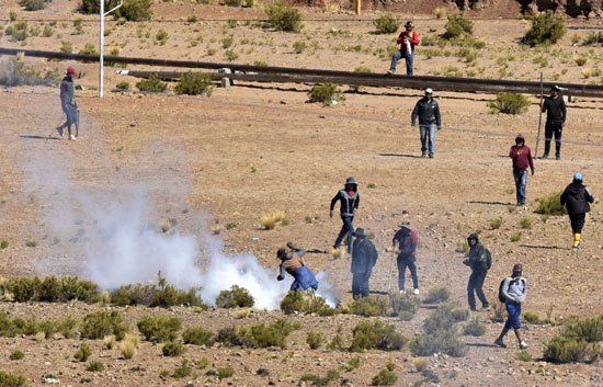 اشتباكات بين قوات الامن و العمال علي خلفية الاختطاف