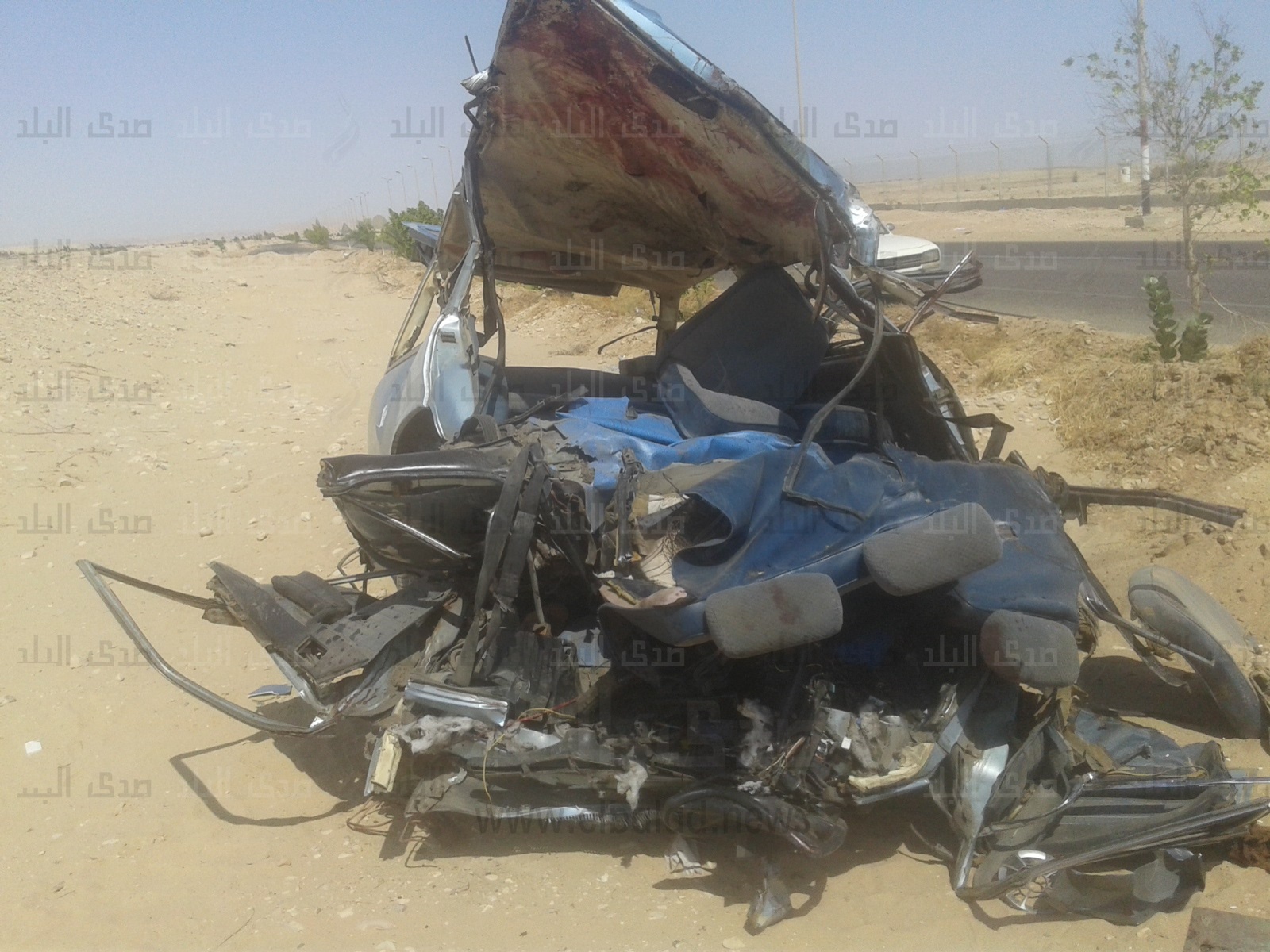 أثار حادث تصادم سيارتين علي طريق مطار سوهاج الدولي