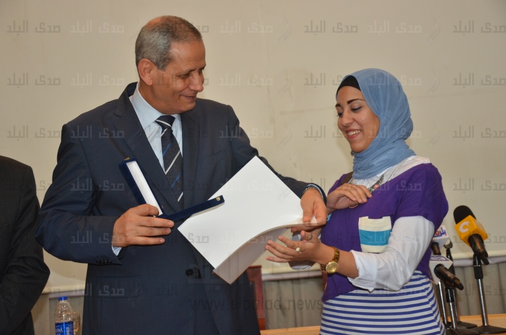 الدكتور الهلالي الشربيني يكرم الطلاب المتميزين