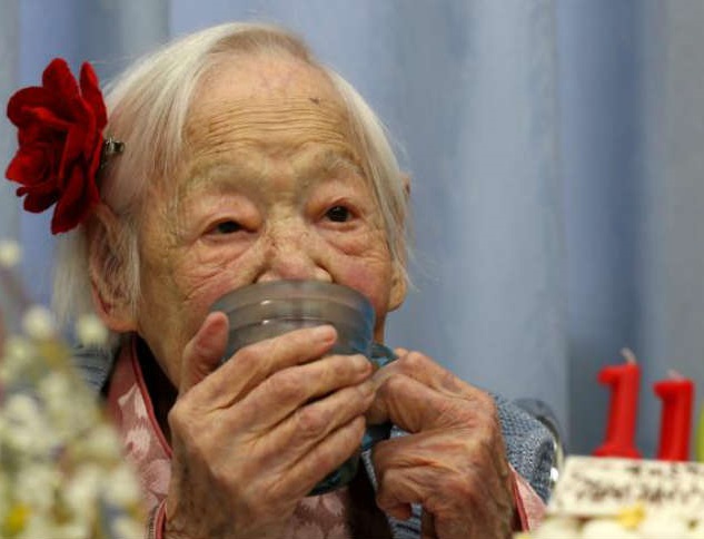 أكبرمعمرة في العالم تحتفل بعيد ميلادها أكبرمعمرة في العالم تحتفل بعيد ميلادها