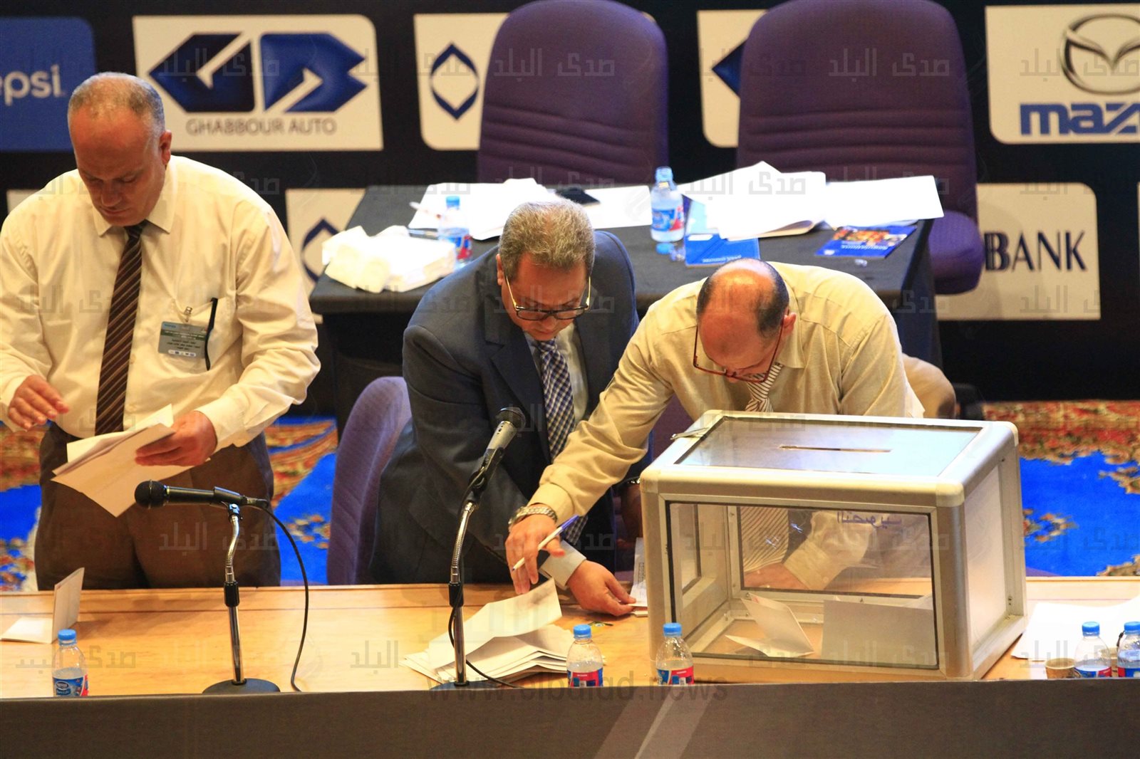 عملية الفرز في انتخابات اتحاد الكرة 