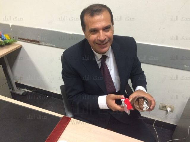 الحشيش مع موظف الجمارك