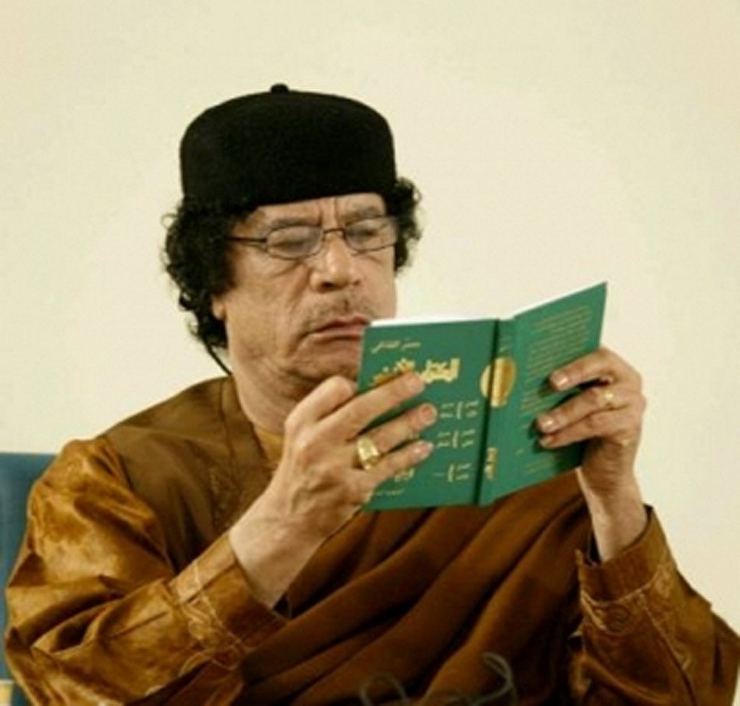 الرئيس الليبي الراحل معمر القذافي 