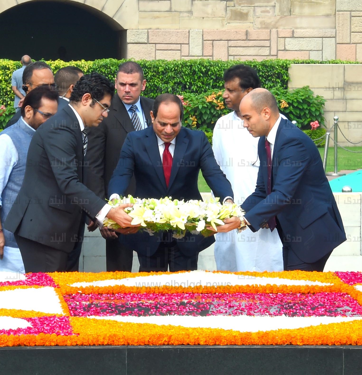 السيسى يضع إكليلا من الزهور على قبر الزعيم  المهاتما غاندى