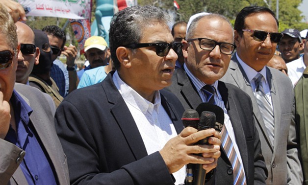 وزير البيئة يتفقد المعدات الجديدة لكبس قش الأرز بالشرقية