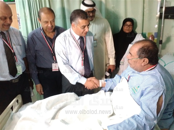 صورة ارشيفية لزيارة رئيس البعثة الطبية لأحد المرضي