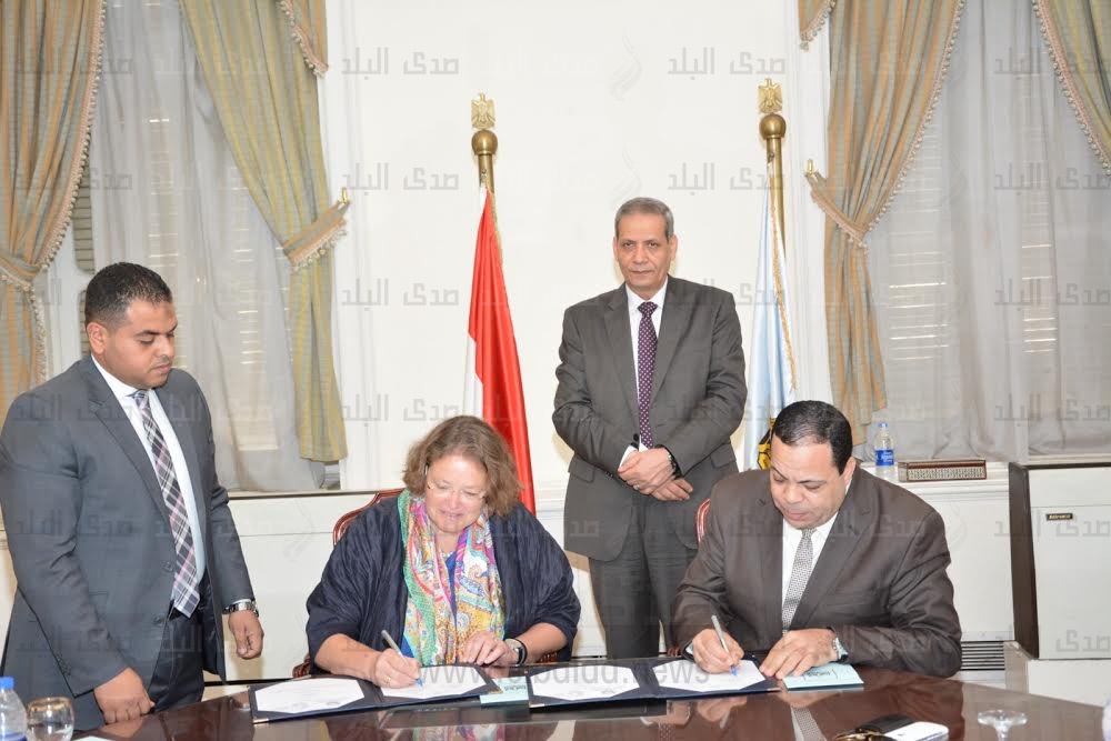 أثناء توقيع البروتوكول