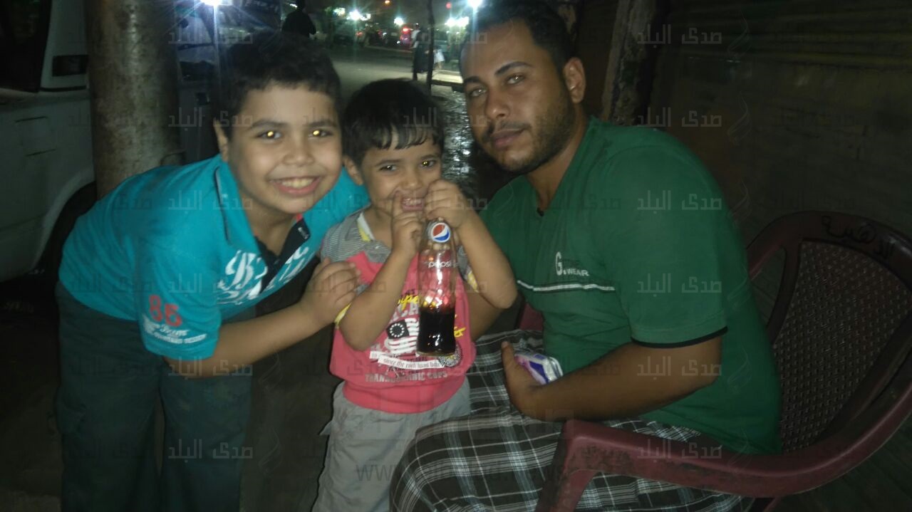 سائق الهرم المنتحرالتقط صورة اخيرة مع طفليه سائق الهرم المنتحرالتقط صورة اخيرة مع طفليه